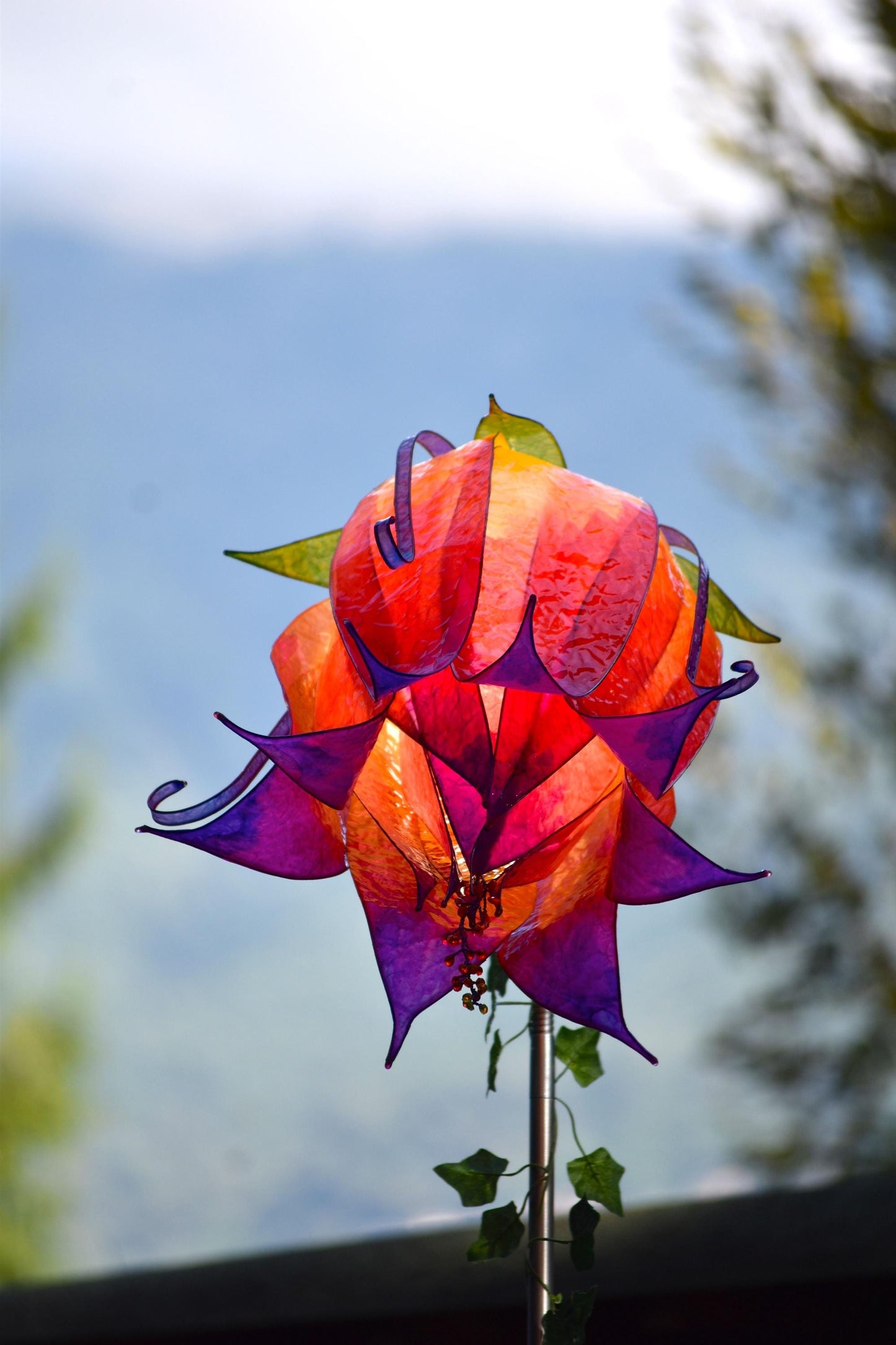 Lampada da terra per lettura orientabile con paralume arancio rosso viola in resina