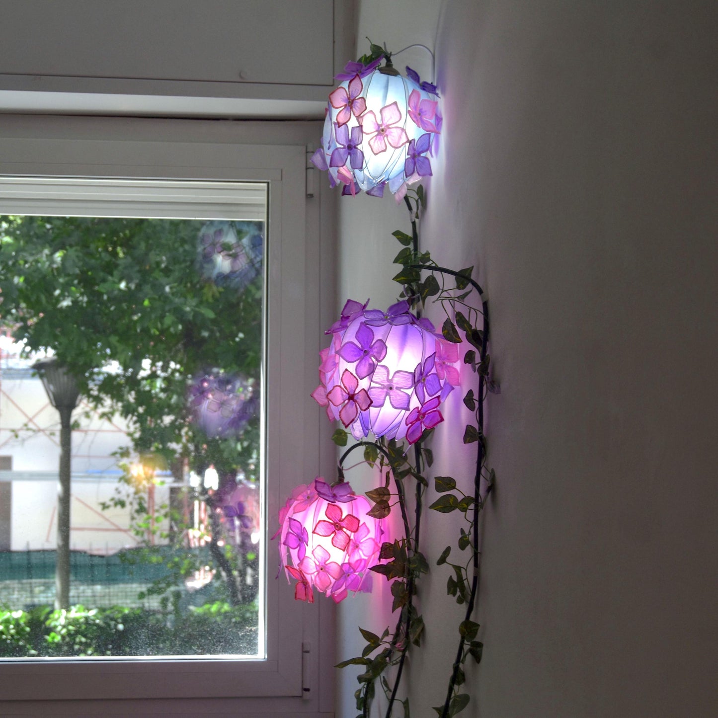 lampada floreale artigianale in resina 3 boccioli da parete o soffitto