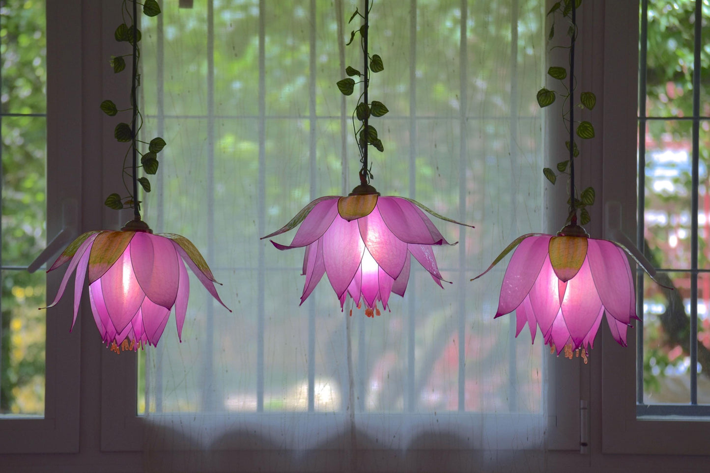 lampada sospensione 3 luci in resina a forma fiore rosa per ambiente romantico