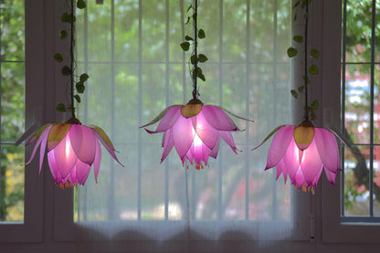 lampada sospensione 3 luci in resina a forma fiore rosa per ambiente romantico - Fiorediluce