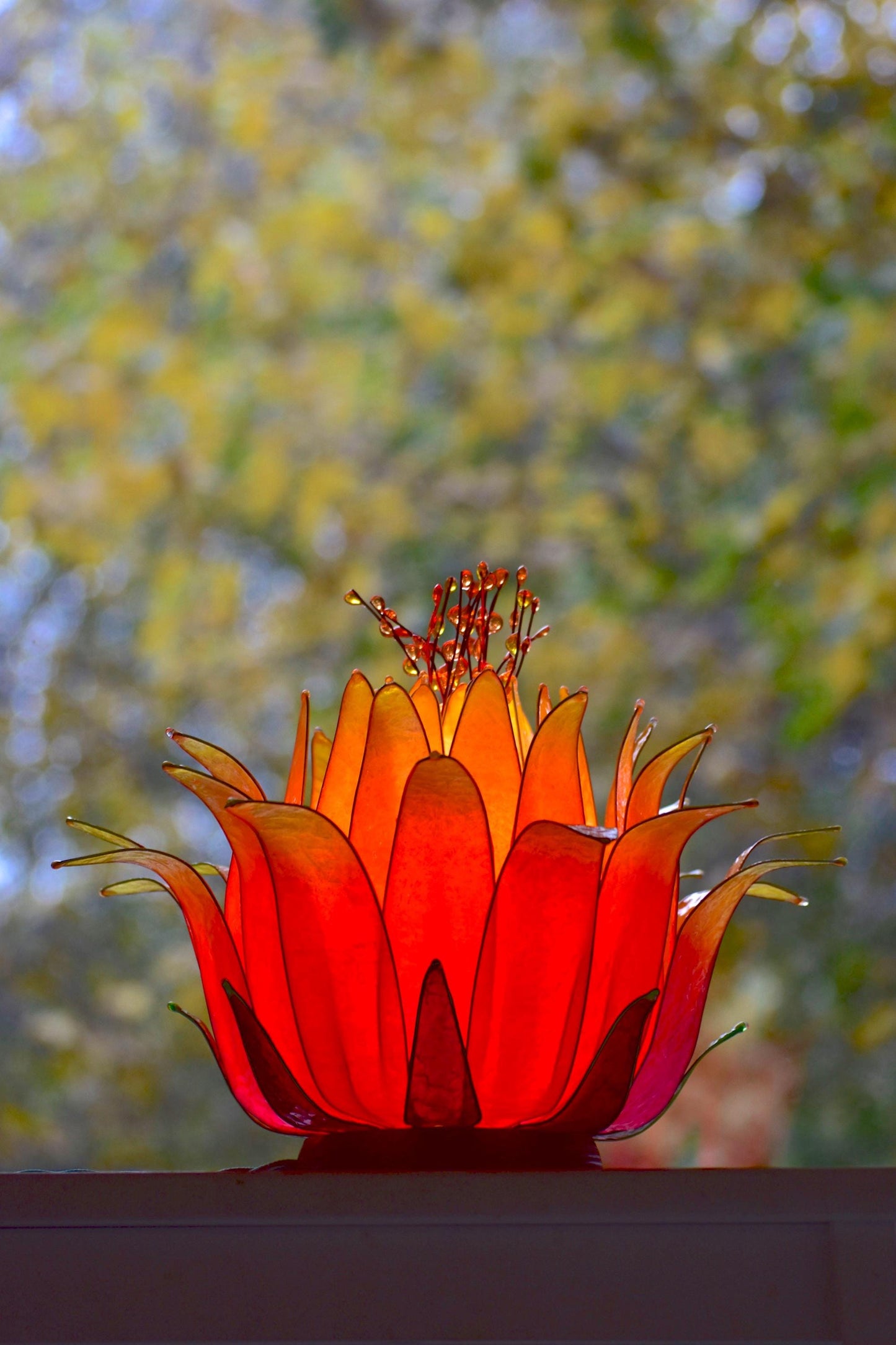 Lampada da tavolo fiore di loto arancione e rosa in resina