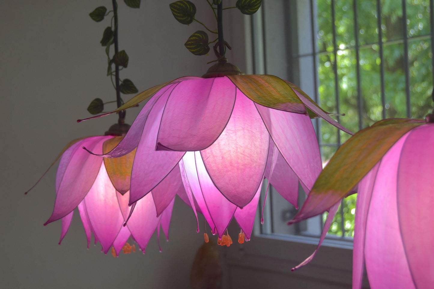 lampada sospensione 3 luci in resina a forma fiore rosa per ambiente romantico