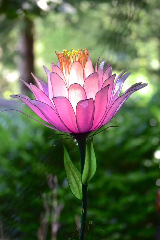 lampada da tavolo rosa decorativa fatta e dipinta a mano in resina