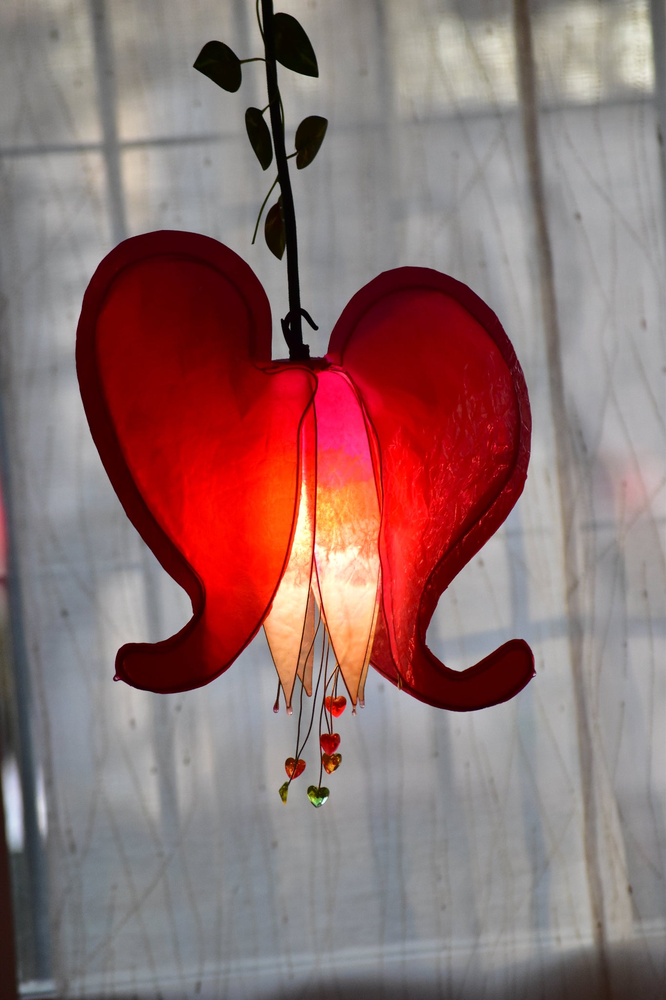 lampadario a 3 luci fiore rosso cuore sanguinante, illuminazione artigianale in resina - Fiorediluce