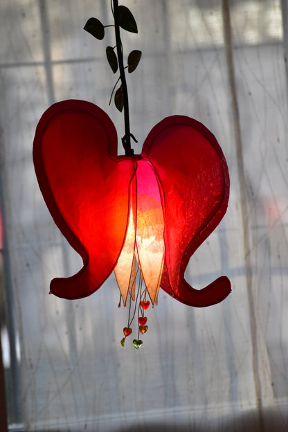 lampadario a 3 luci fiore rosso cuore sanguinante, illuminazione artigianale in resina - Fiorediluce