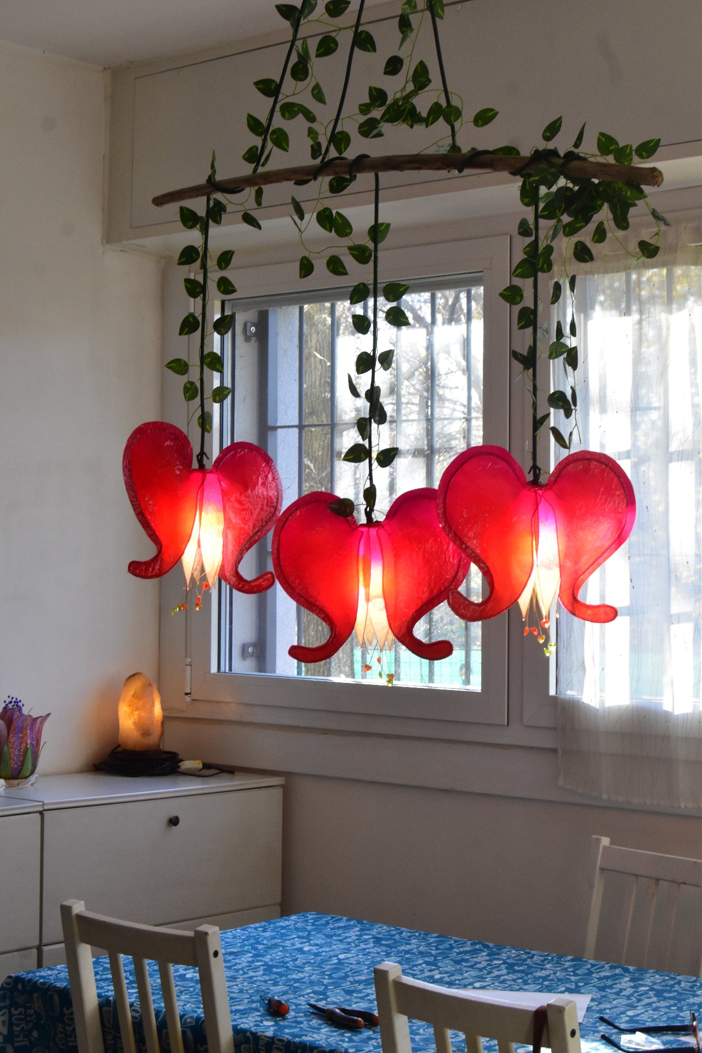 lampadario a 3 luci fiore rosso cuore sanguinante, illuminazione artigianale in resina - Fiorediluce