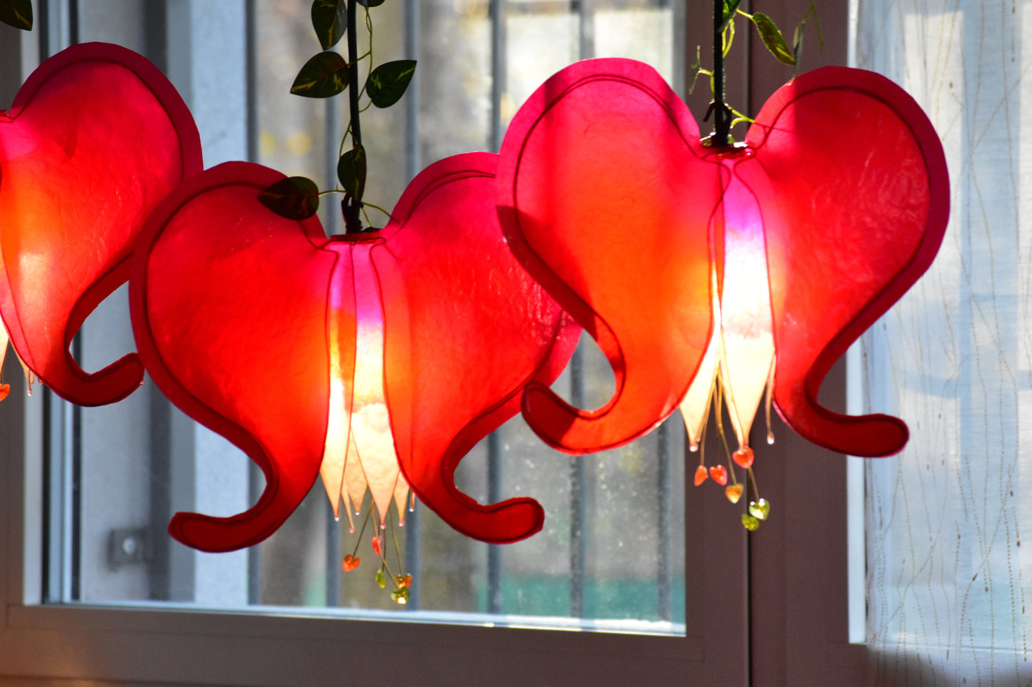 lampadario a 3 luci fiore rosso cuore sanguinante, illuminazione artigianale in resina - Fiorediluce