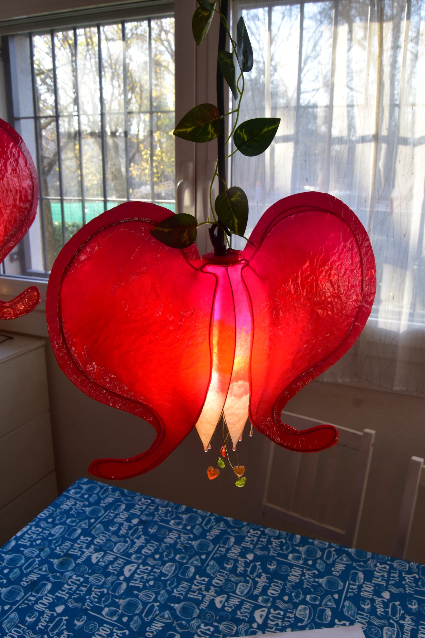 lampadario a 3 luci fiore rosso cuore sanguinante, illuminazione artigianale in resina - Fiorediluce