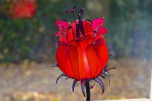 lampada da tavolo fiore rosso: pezzo unico di illuminazione fatto e dipinto a mano