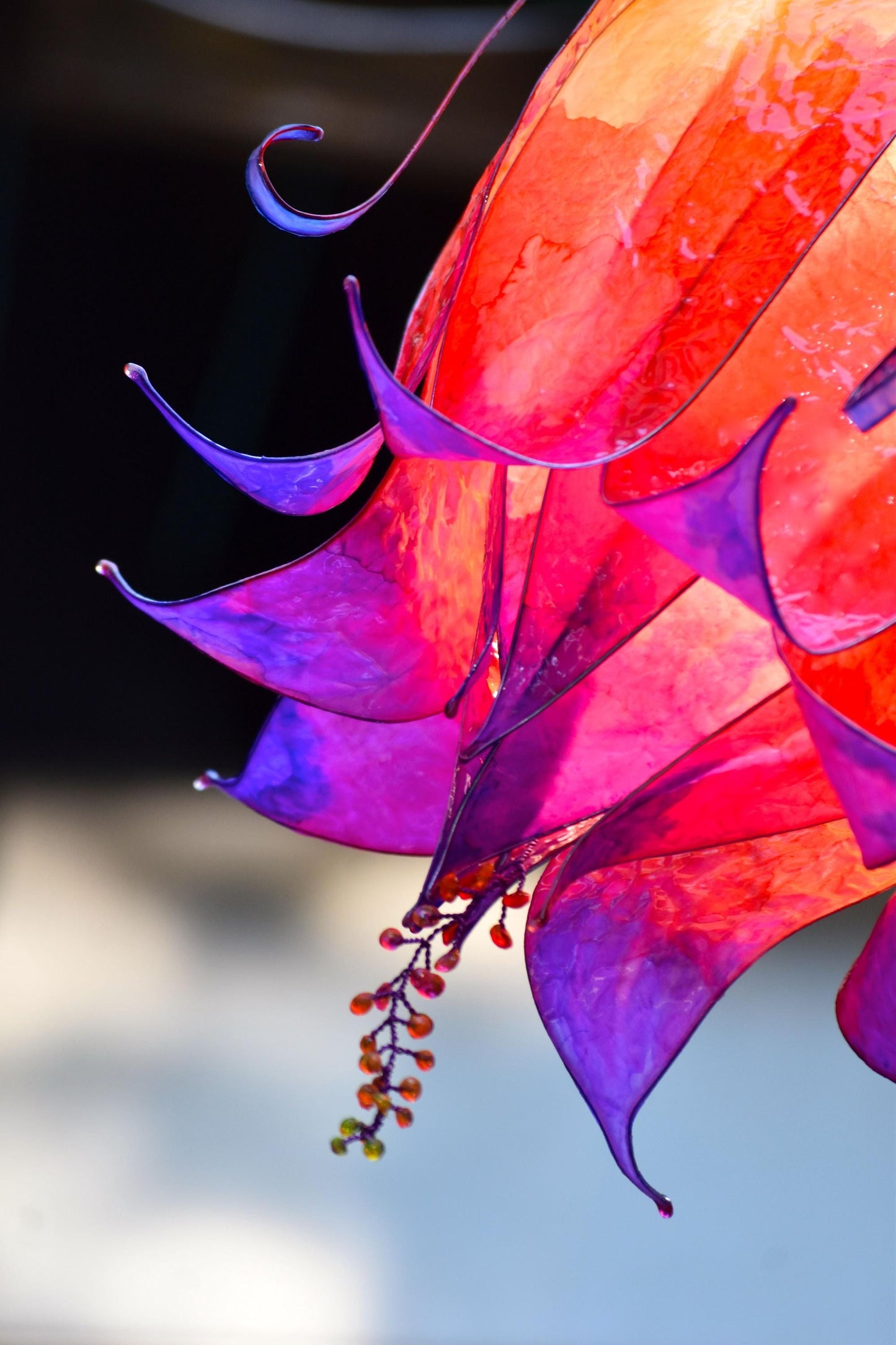 Lampada da terra per lettura orientabile con paralume arancio rosso viola in resina