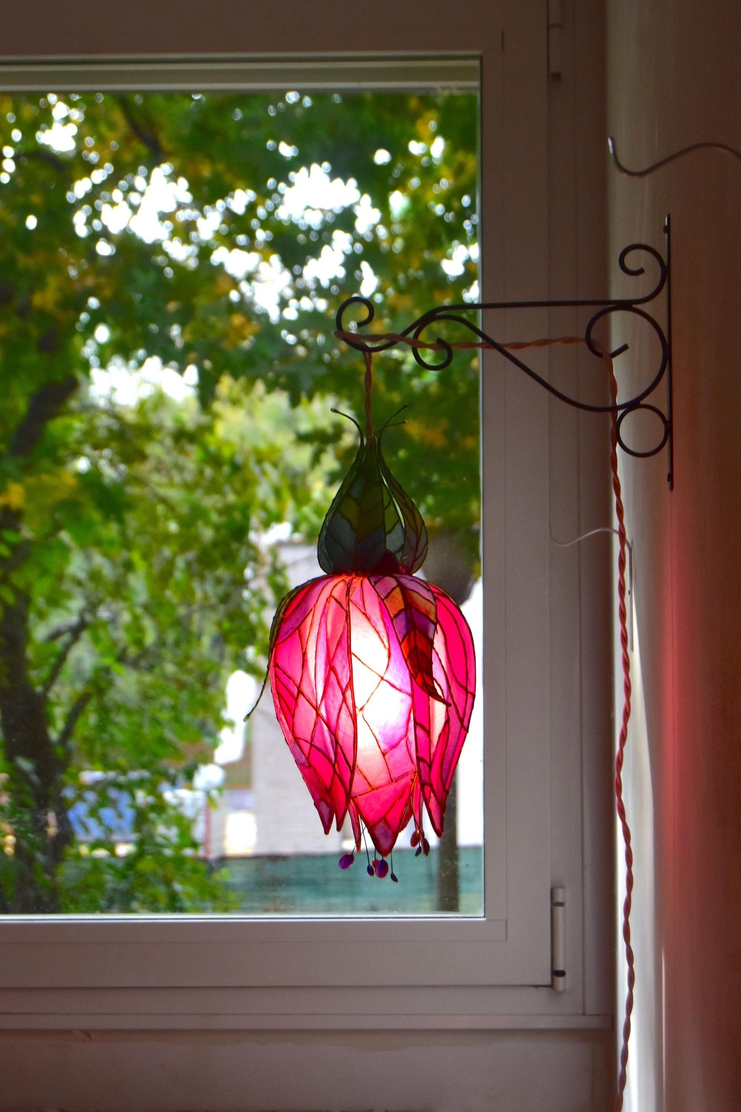lampada da muro a forma di fiore rosa pendente