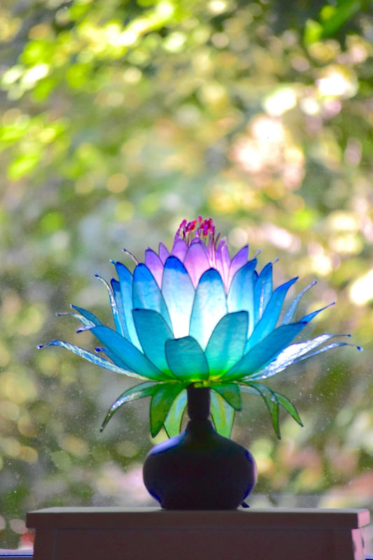 Lampada da tavolo a forma di fiore azzurro e viola con base in ceramica