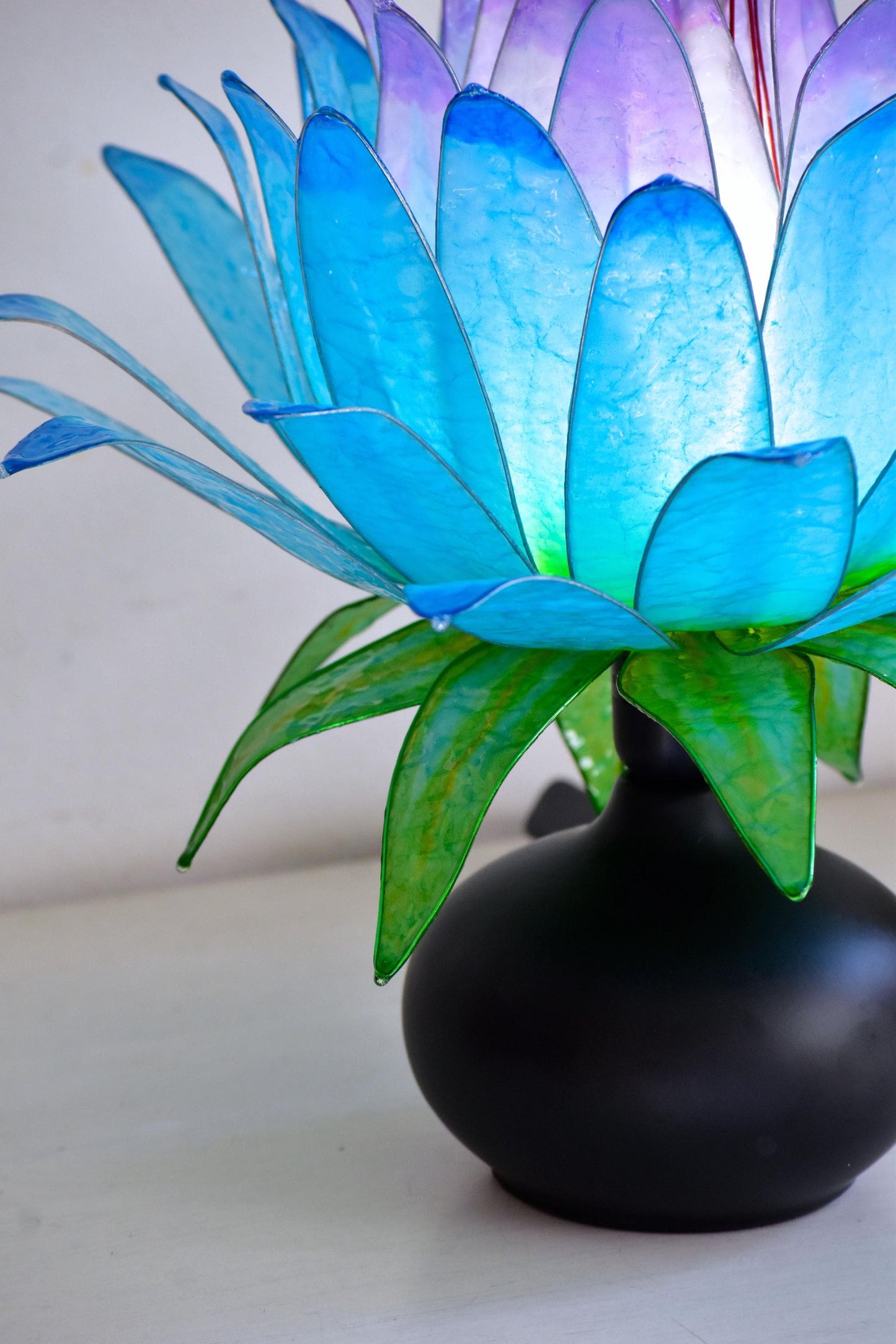 Lampada da tavolo a forma di fiore azzurro e viola con base in ceramica