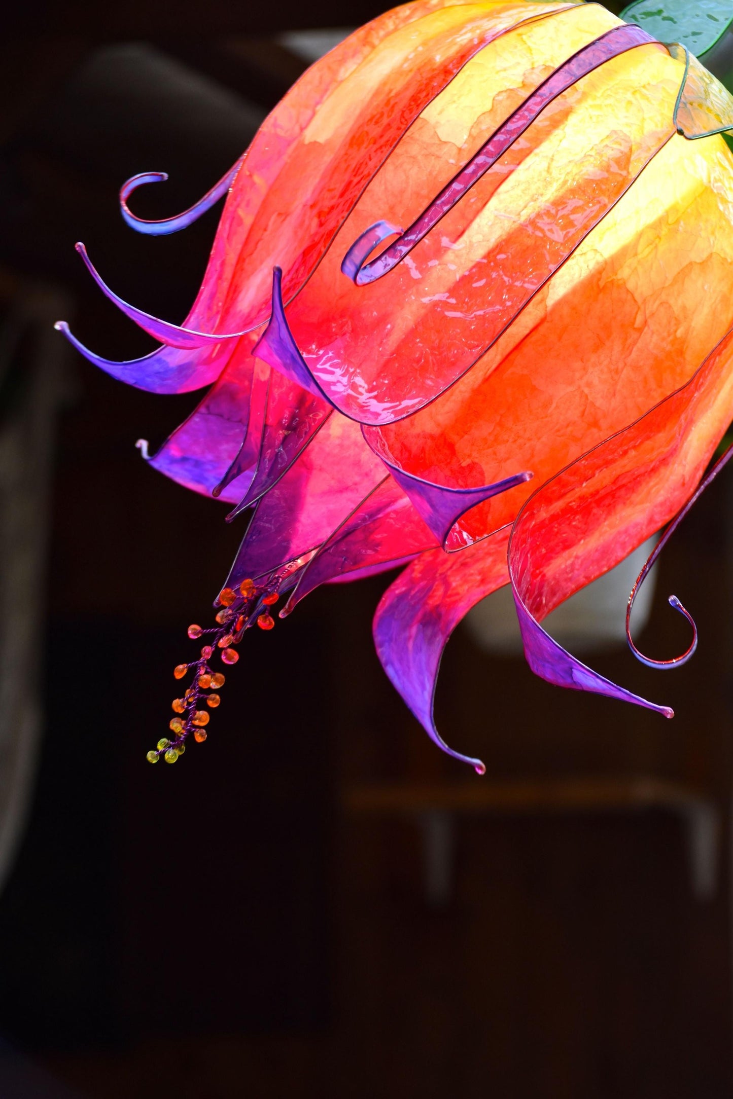 Lampada da terra per lettura orientabile con paralume arancio rosso viola in resina