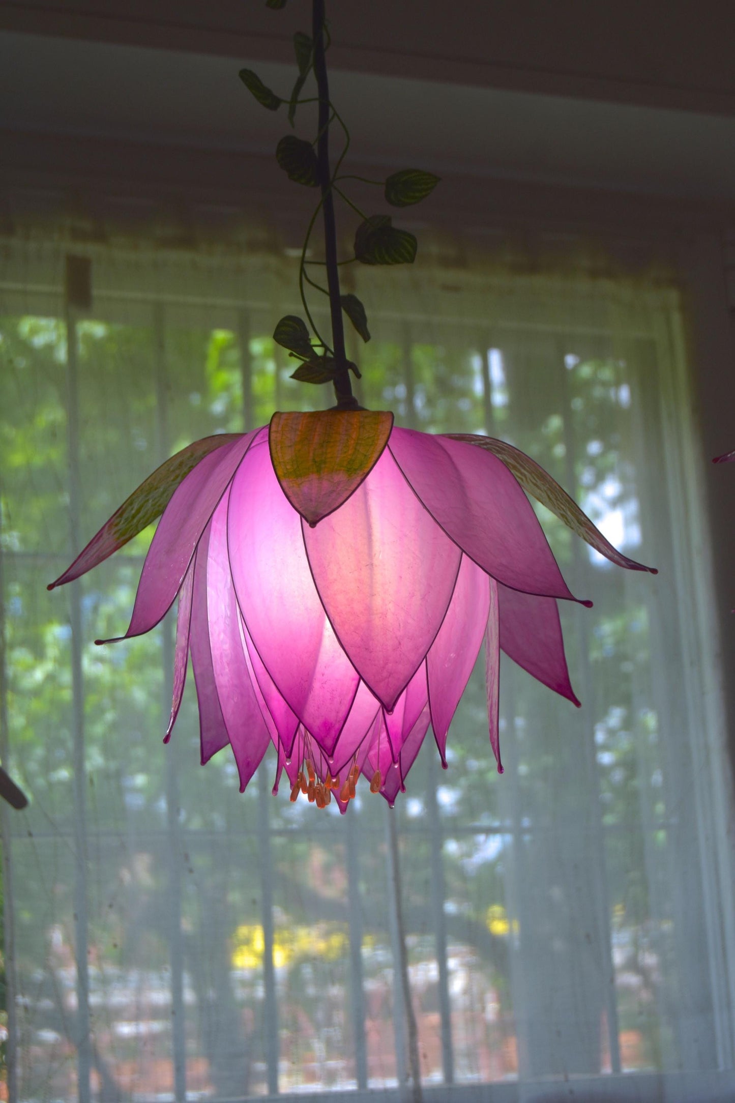 lampada sospensione 3 luci in resina a forma fiore rosa per ambiente romantico