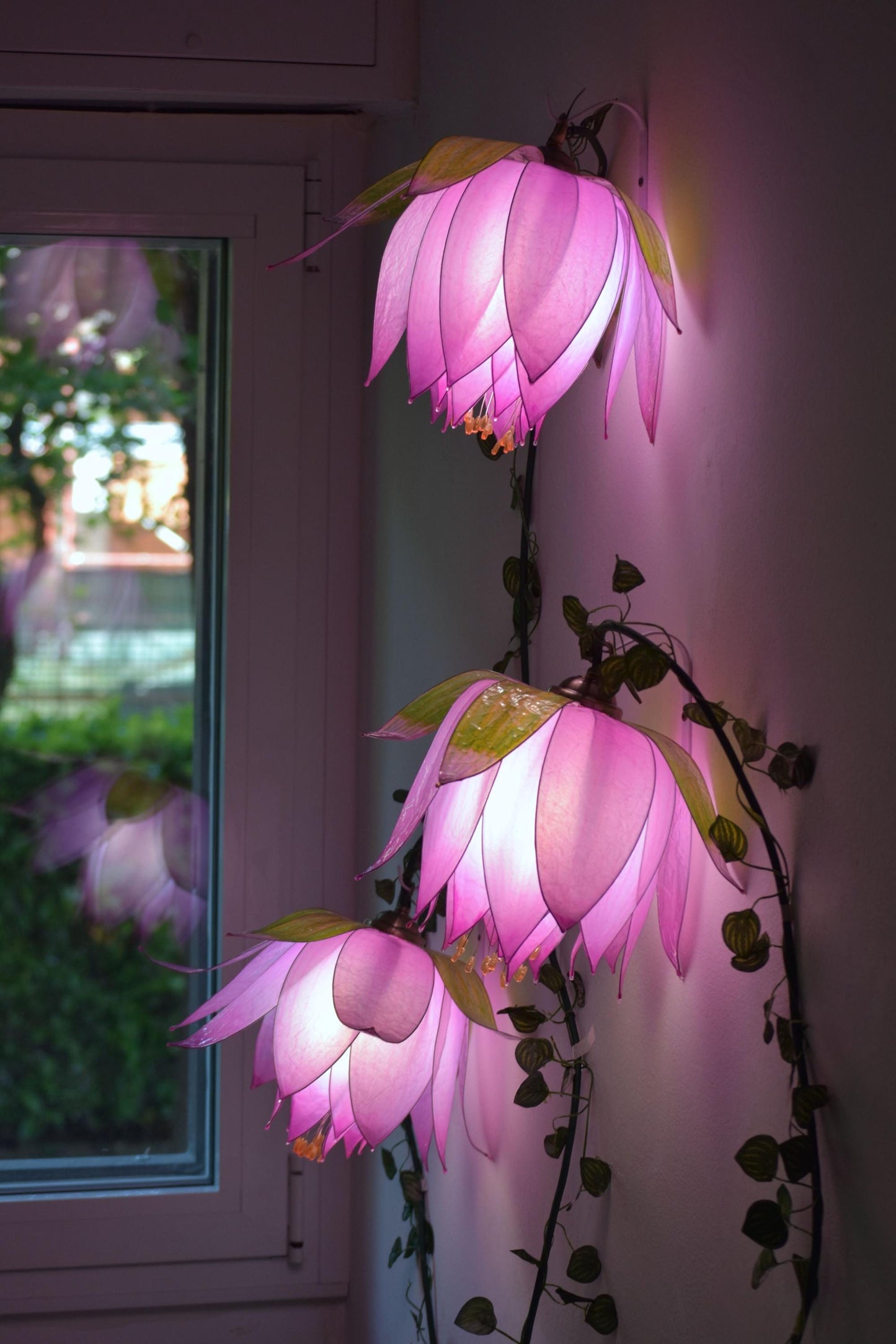 lampada sospensione 3 luci in resina a forma fiore rosa per ambiente romantico
