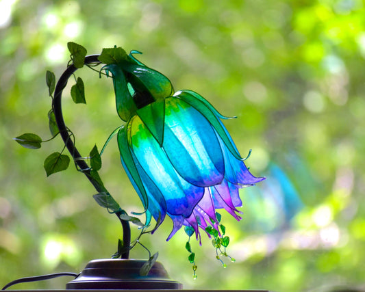 lampada da tavolo a forma di fiore blu fatta a mano in resina