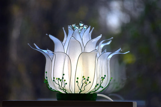 lampada da tavolo a forma di fiore di loto bianco fatta a mano