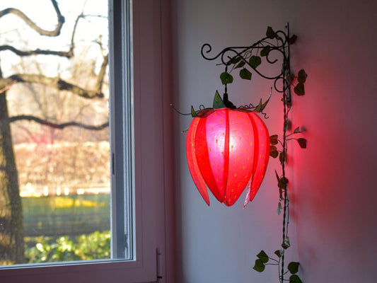 Lampada da appendere forma di fragola per stanza infantile ispirata alla natura