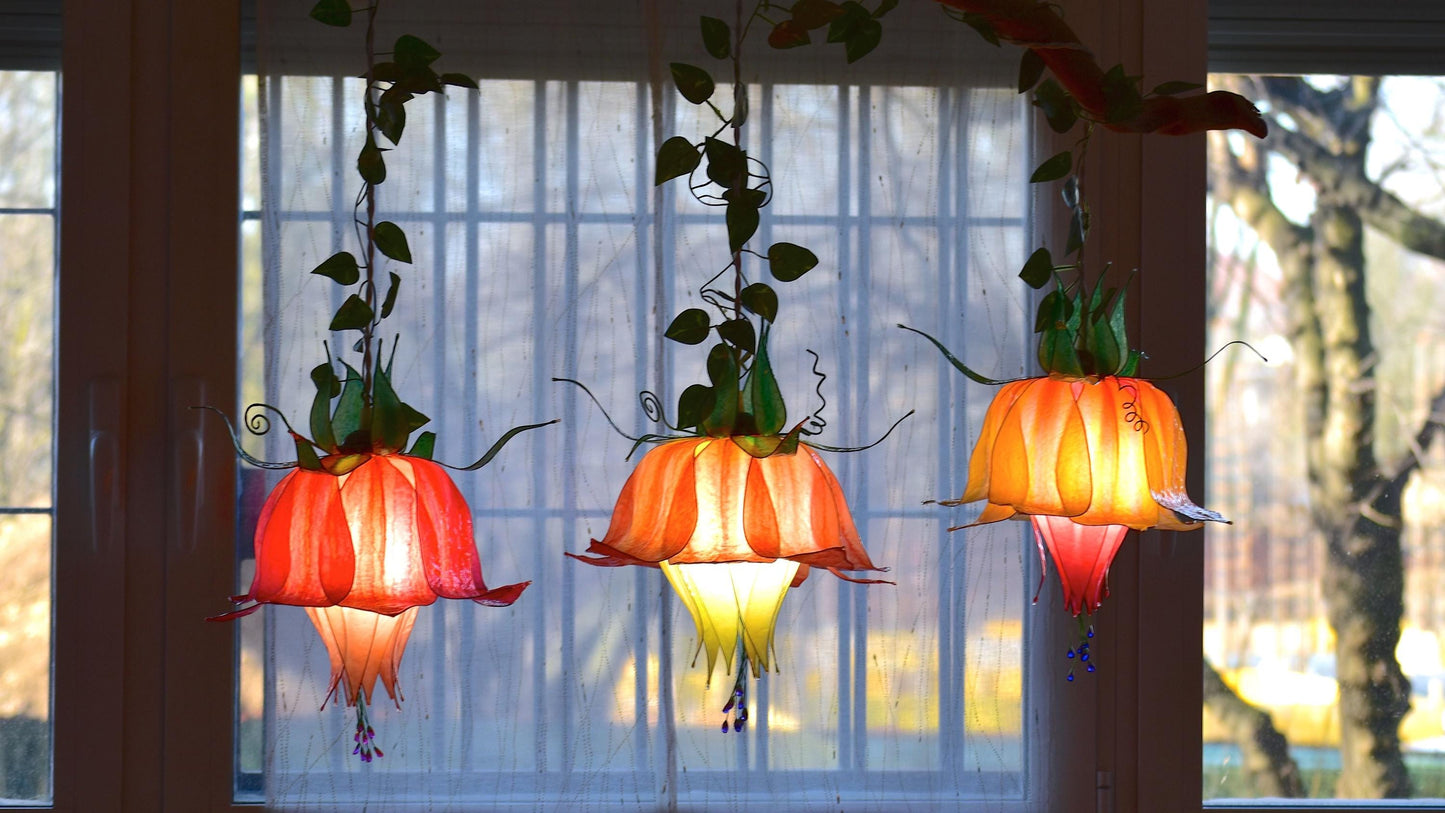 lampada sospensione 3 luci a forma di fiori in resina stile floreale fiabesco