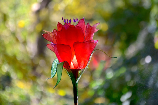 lampada da tavolo fiore rosso: pezzo unico di illuminazione fatto e dipinto a mano