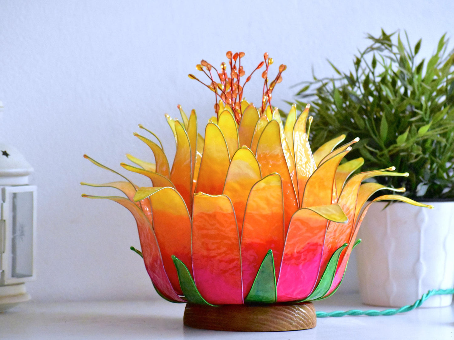 Lampada da tavolo fiore di loto arancione e rosa in resina