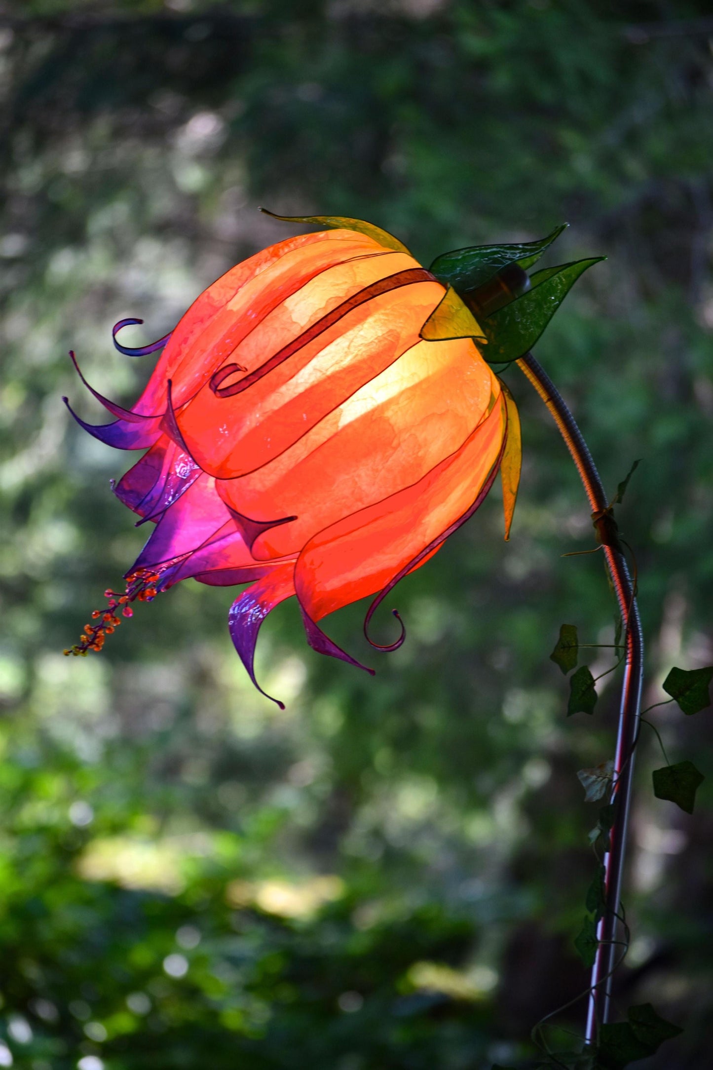 Lampada da terra per lettura orientabile con paralume arancio rosso viola in resina