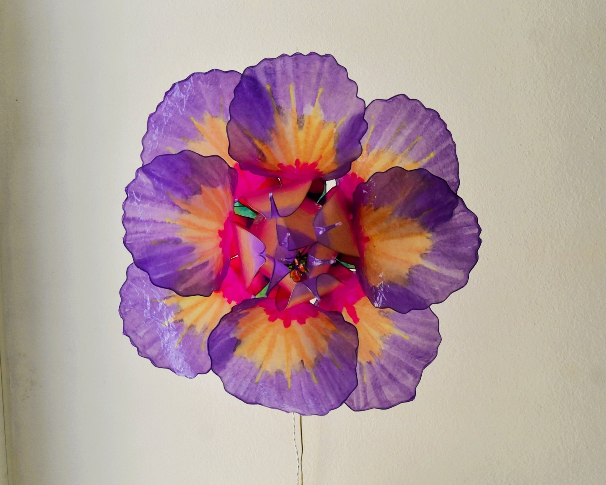 lampadario fiore fucsia viola e giallo fatto a mano in resina, pezzo unico - Fiorediluce