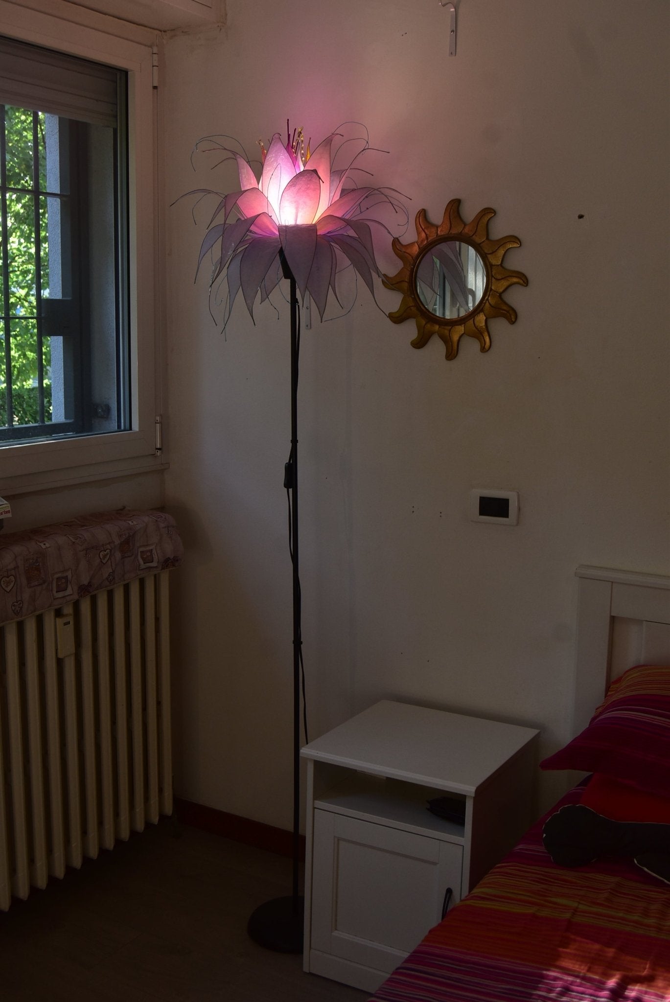 lampada stelo con paralume fiore azzurro e bianco in resina fatto e dipinto a mano - Fiorediluce