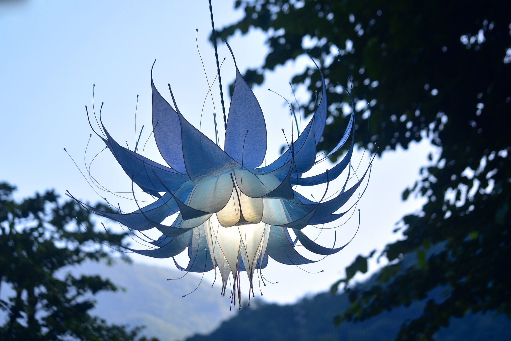 lampada sospensione forma di fiore in resina: azzurro bianco pezzo unico fatto dipinto a mano - Fiorediluce