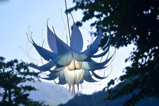 lampada sospensione forma di fiore in resina: azzurro bianco pezzo unico fatto dipinto a mano - Fiorediluce