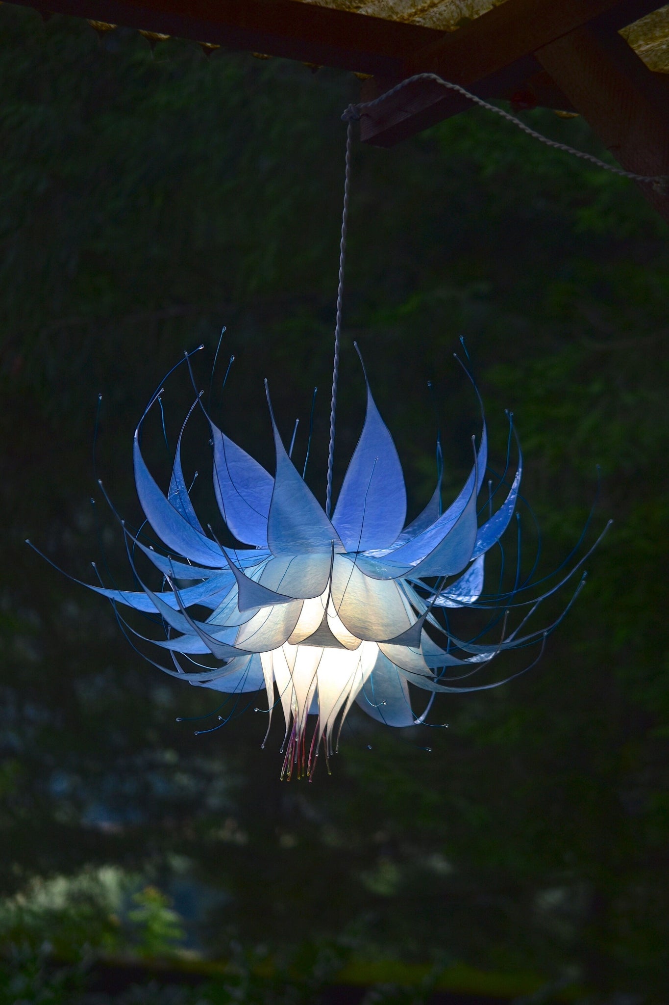 lampada sospensione forma di fiore in resina: azzurro bianco pezzo unico fatto dipinto a mano - Fiorediluce
