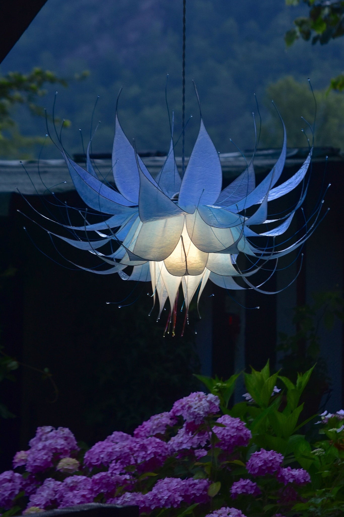 lampada sospensione forma di fiore in resina: azzurro bianco pezzo unico fatto dipinto a mano - Fiorediluce