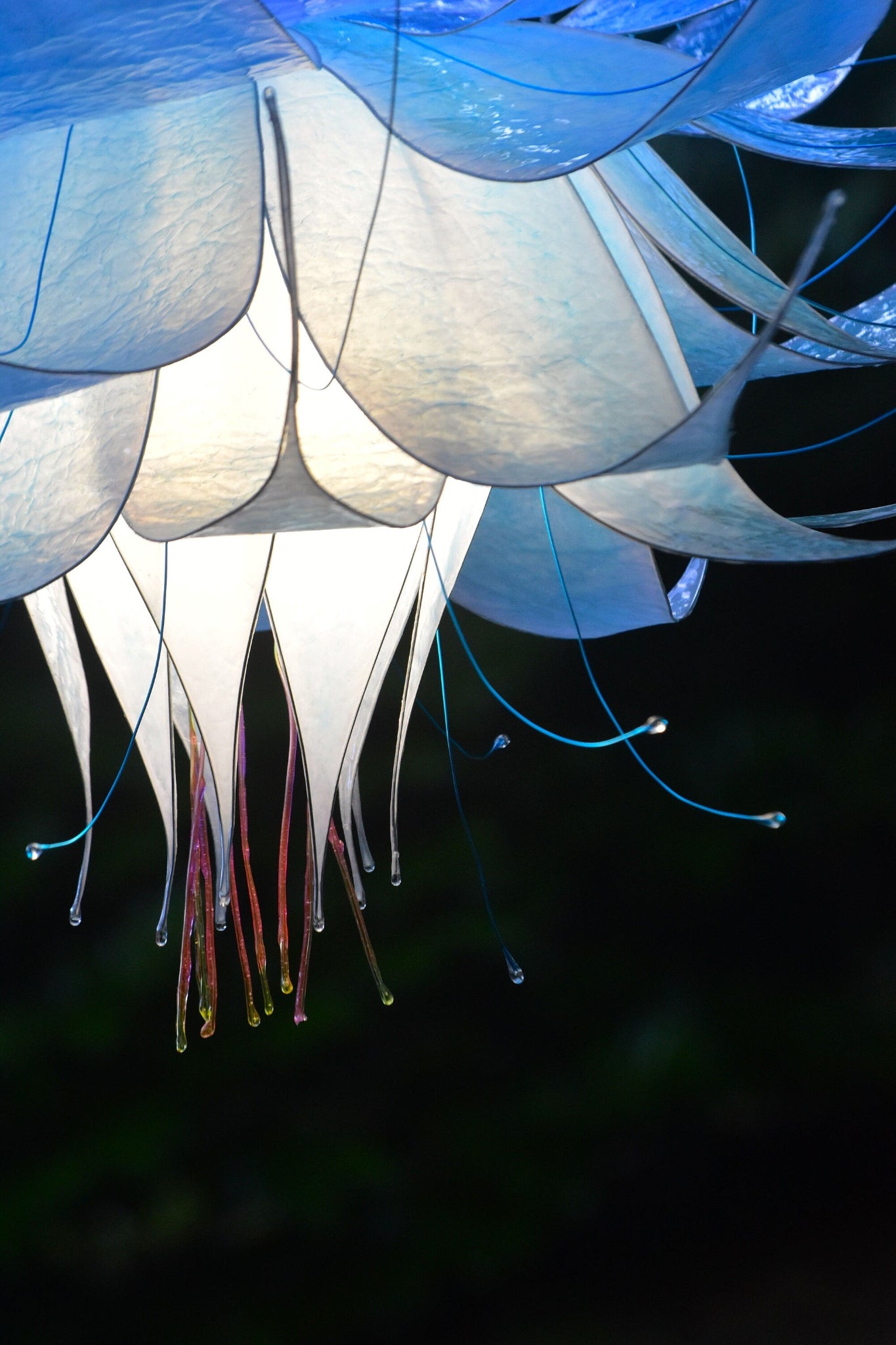 lampada sospensione forma di fiore in resina: azzurro bianco pezzo unico fatto dipinto a mano - Fiorediluce