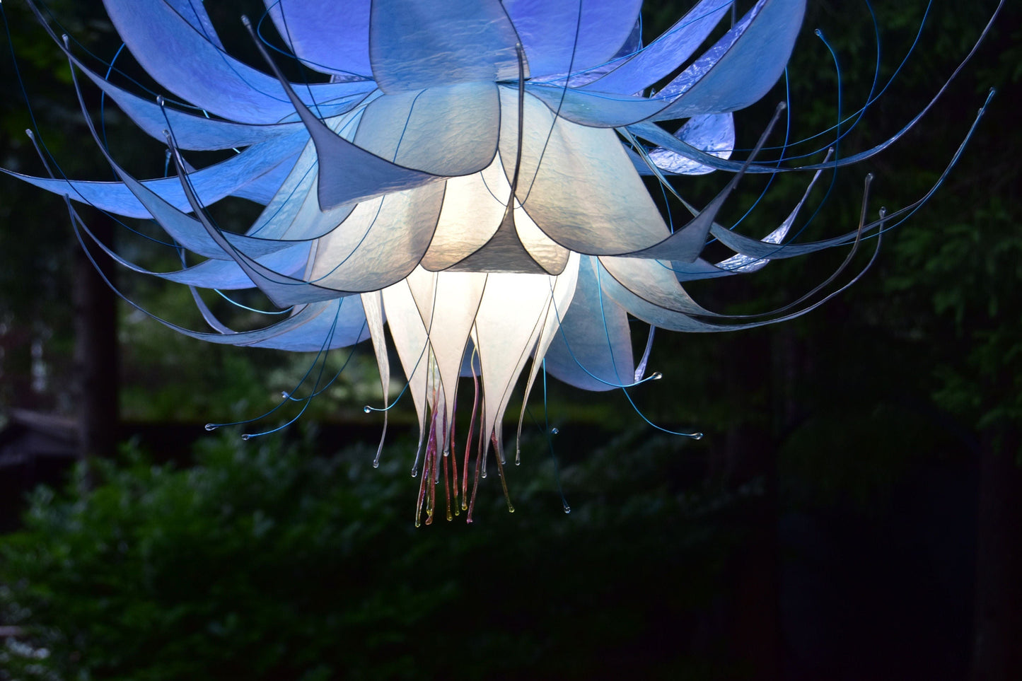 lampada sospensione forma di fiore in resina: azzurro bianco pezzo unico fatto dipinto a mano - Fiorediluce