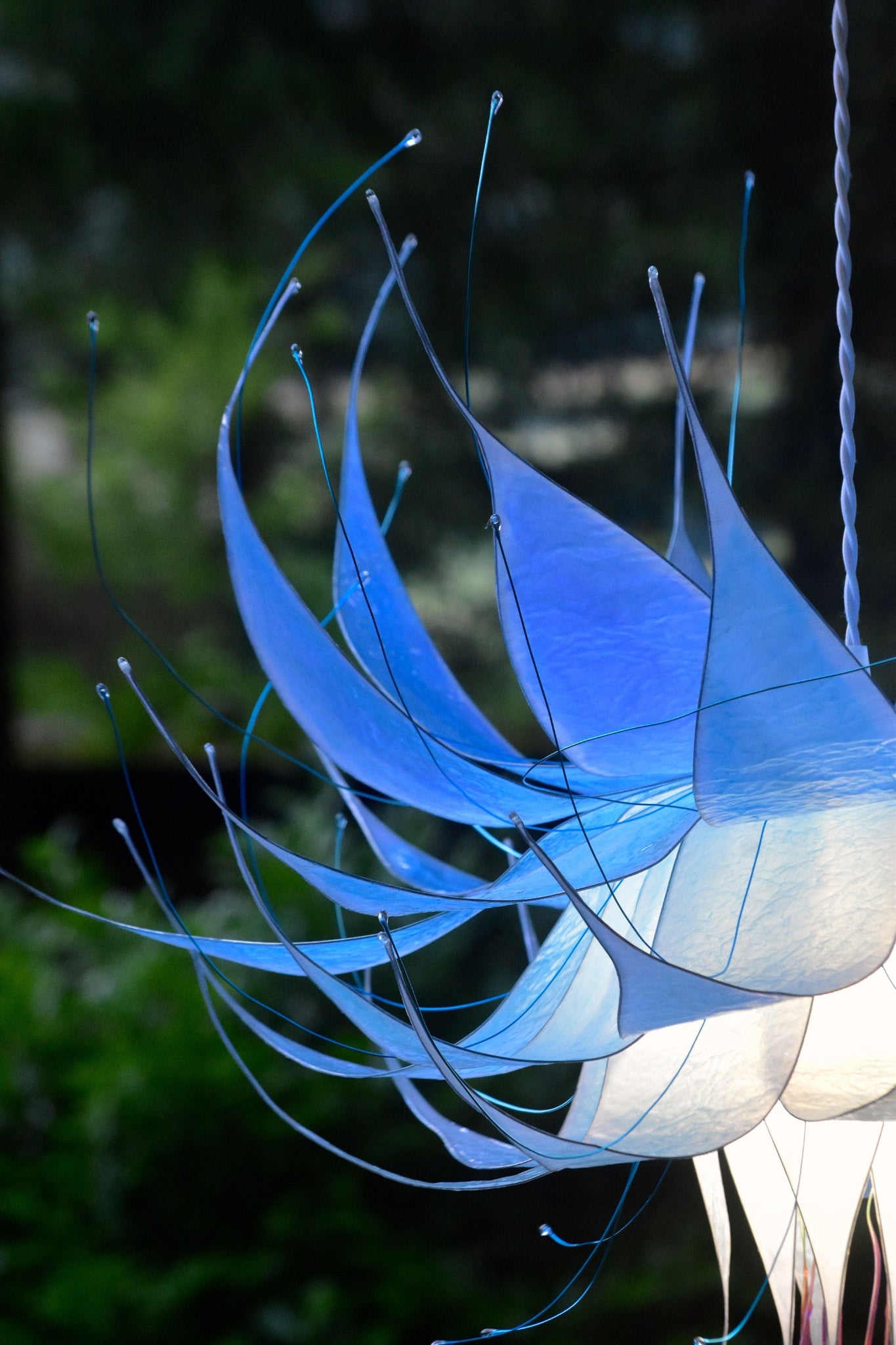lampada sospensione forma di fiore in resina: azzurro bianco pezzo unico fatto dipinto a mano - Fiorediluce