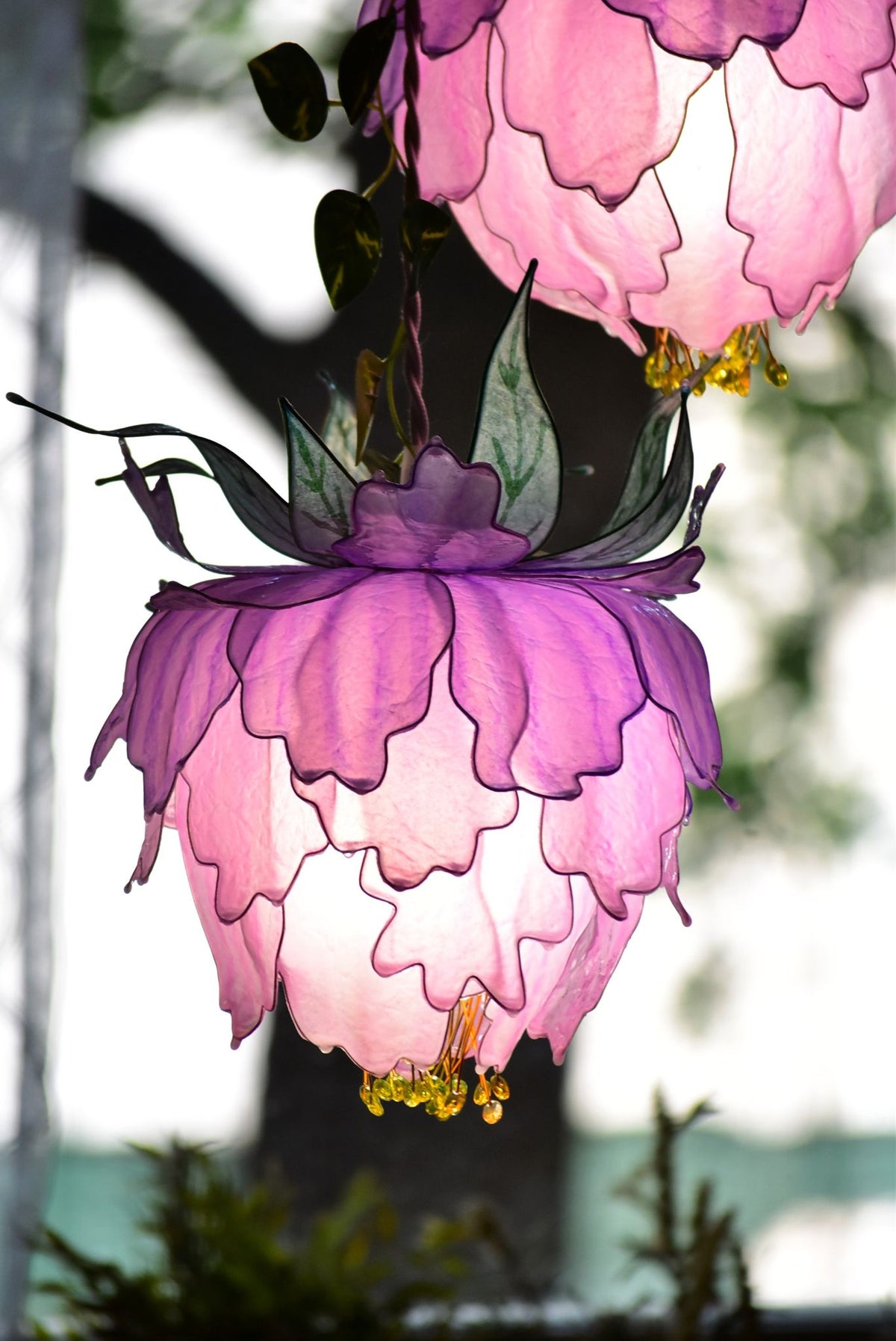 Lampada 2 luci sospese fiori di peonia rosa su ordinazione - Fiorediluce