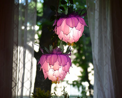 Lampada 2 luci sospese fiori di peonia rosa su ordinazione - Fiorediluce