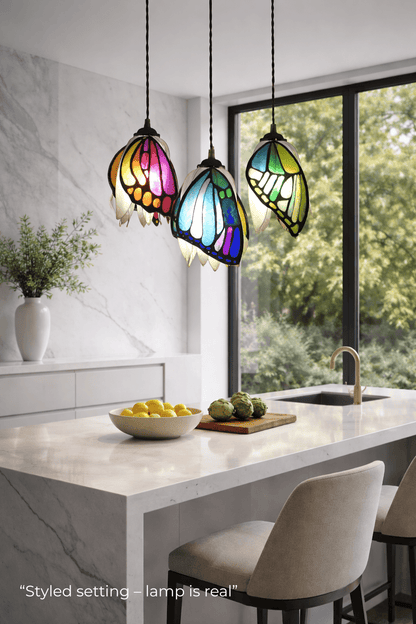 Lampadario 3 farfalle in resina, illuminazione artigianale personalizzabile, su ordinazione - Fiorediluce