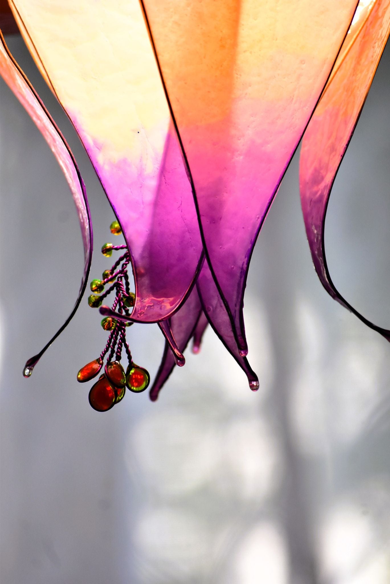 lampadario fiore fucsia viola e giallo fatto a mano in resina, pezzo unico - Fiorediluce
