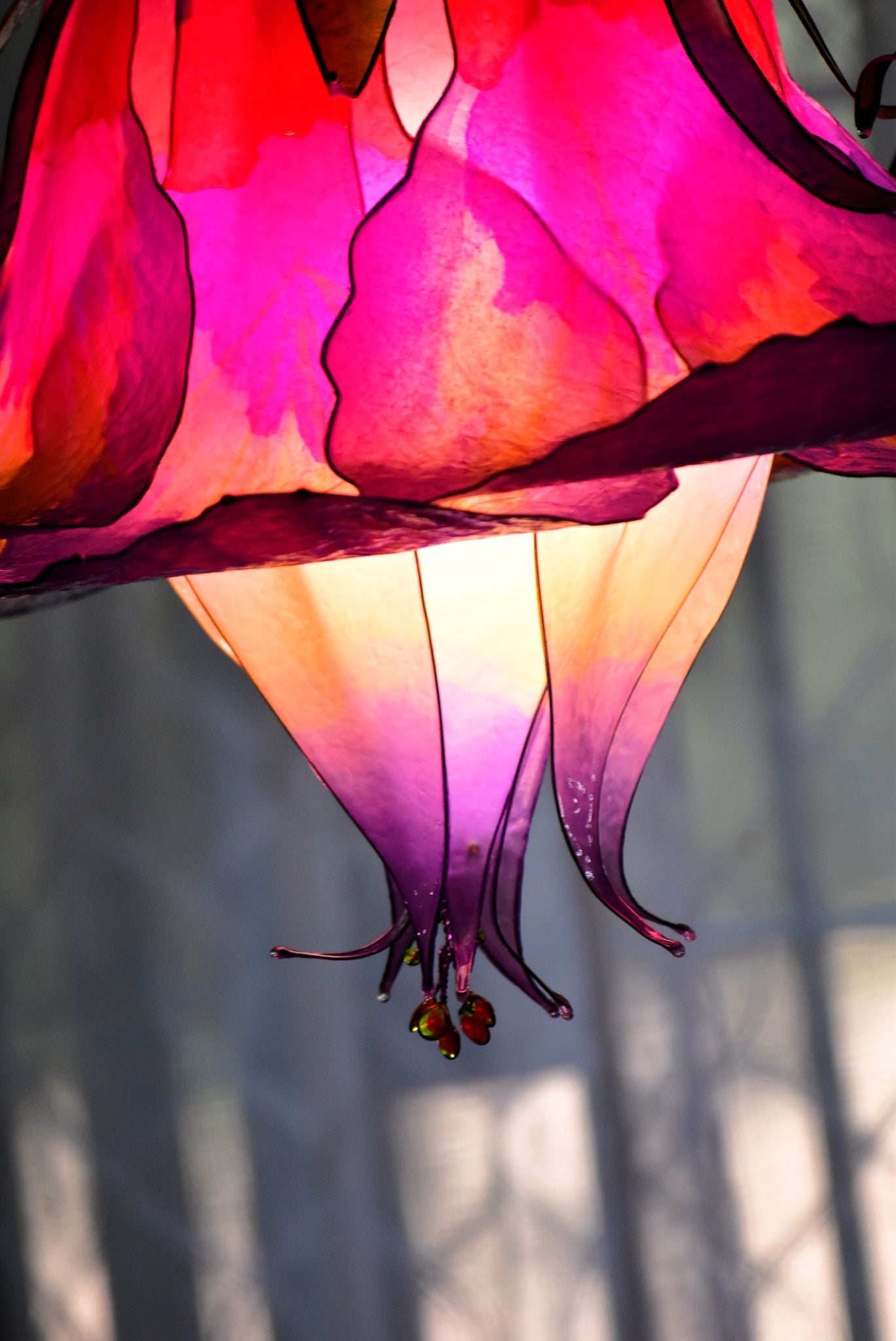 lampadario fiore fucsia viola e giallo fatto a mano in resina, pezzo unico - Fiorediluce
