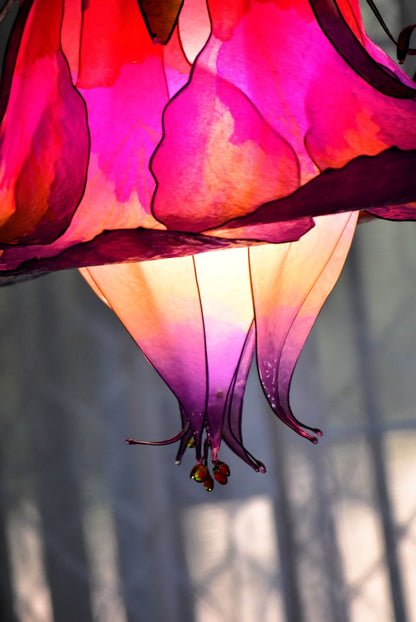lampadario fiore fucsia viola e giallo fatto a mano in resina, pezzo unico - Fiorediluce