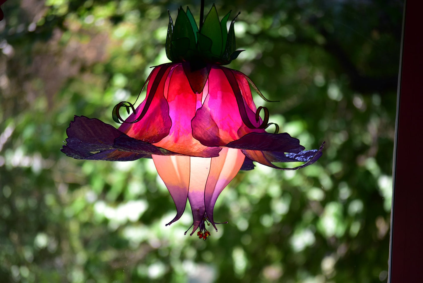 lampadario fiore fucsia viola e giallo fatto a mano in resina, pezzo unico - Fiorediluce