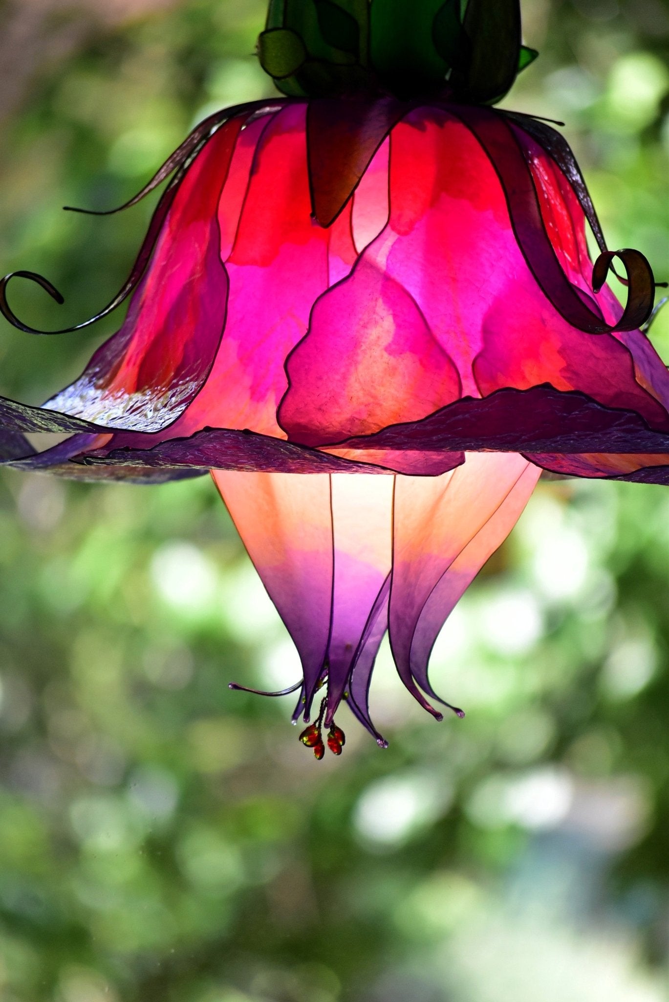 lampadario fiore fucsia viola e giallo fatto a mano in resina, pezzo unico - Fiorediluce