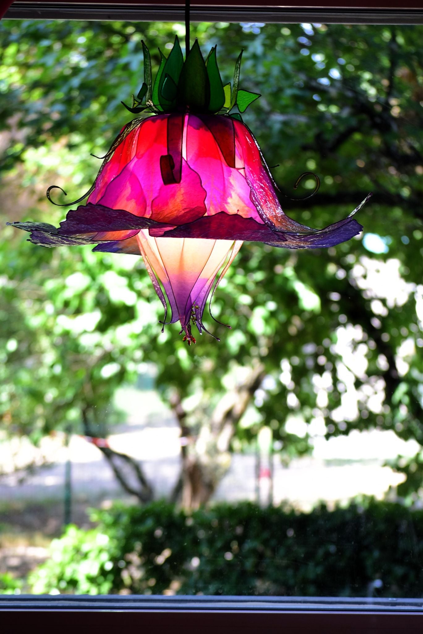 lampadario fiore fucsia viola e giallo fatto a mano in resina, pezzo unico - Fiorediluce