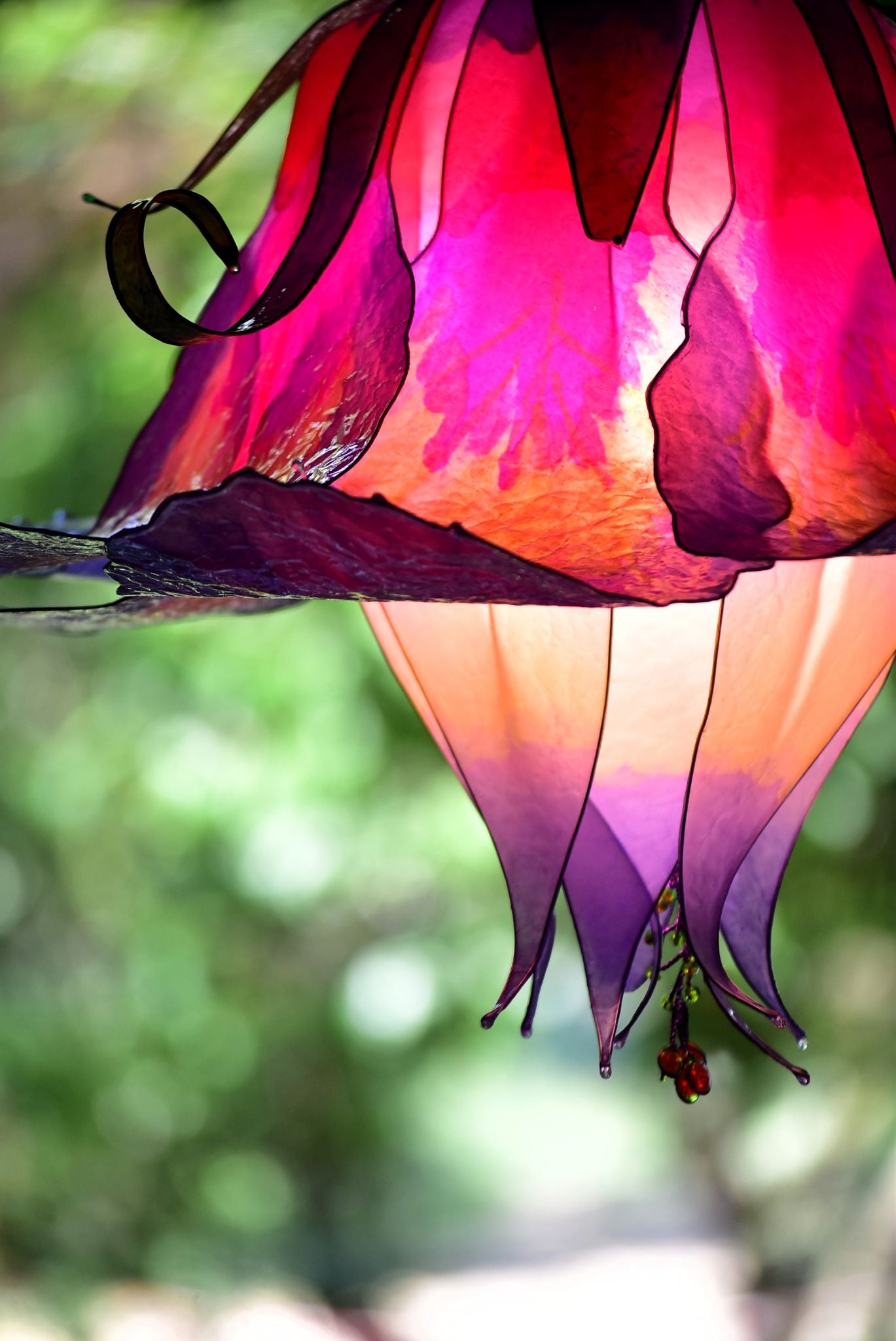 lampadario fiore fucsia viola e giallo fatto a mano in resina, pezzo unico - Fiorediluce