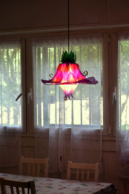 lampadario fiore fucsia viola e giallo fatto a mano in resina, pezzo unico - Fiorediluce