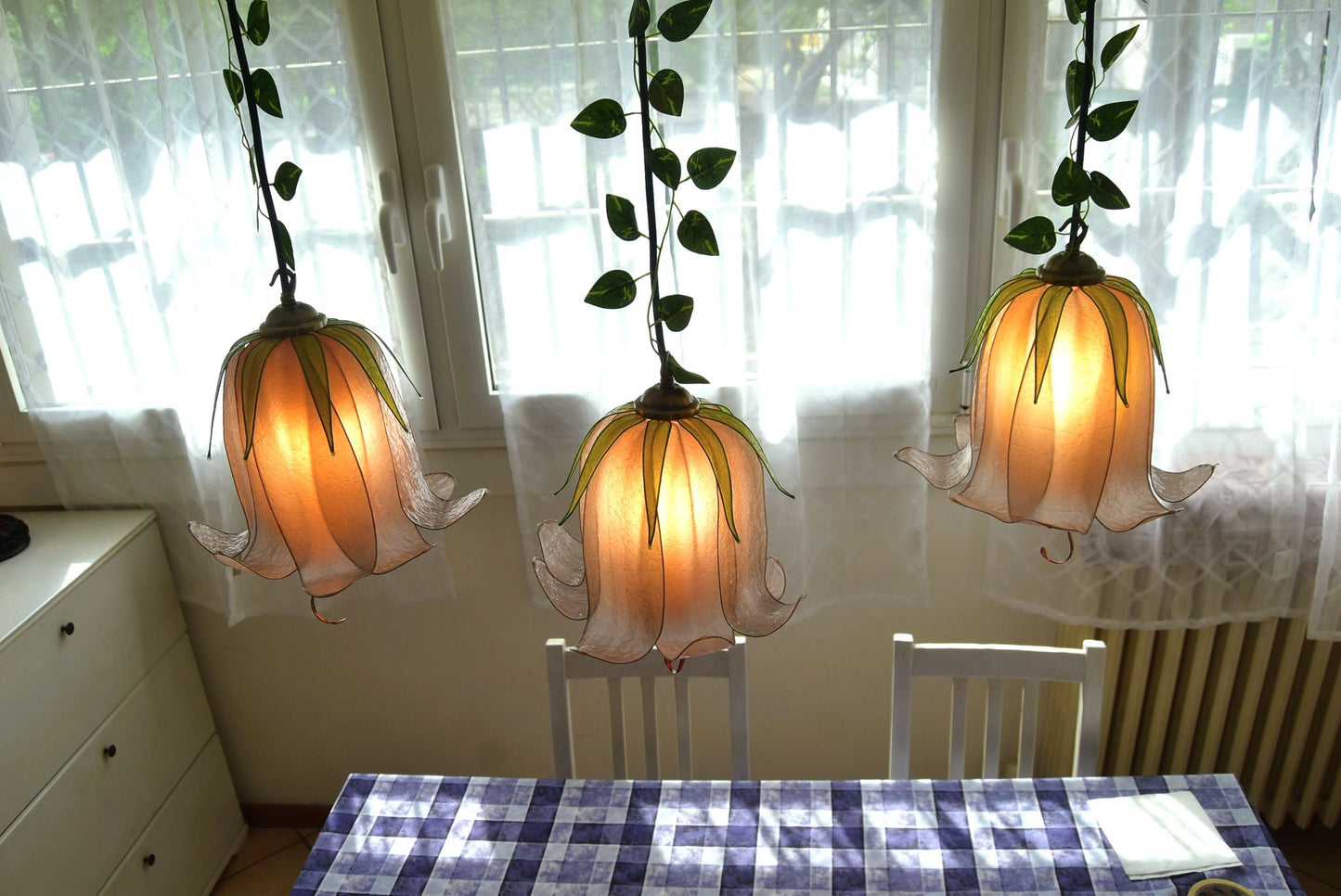 Lampada sospensione 3 luci a forma di fiori beige fatta a mano - Fiorediluce