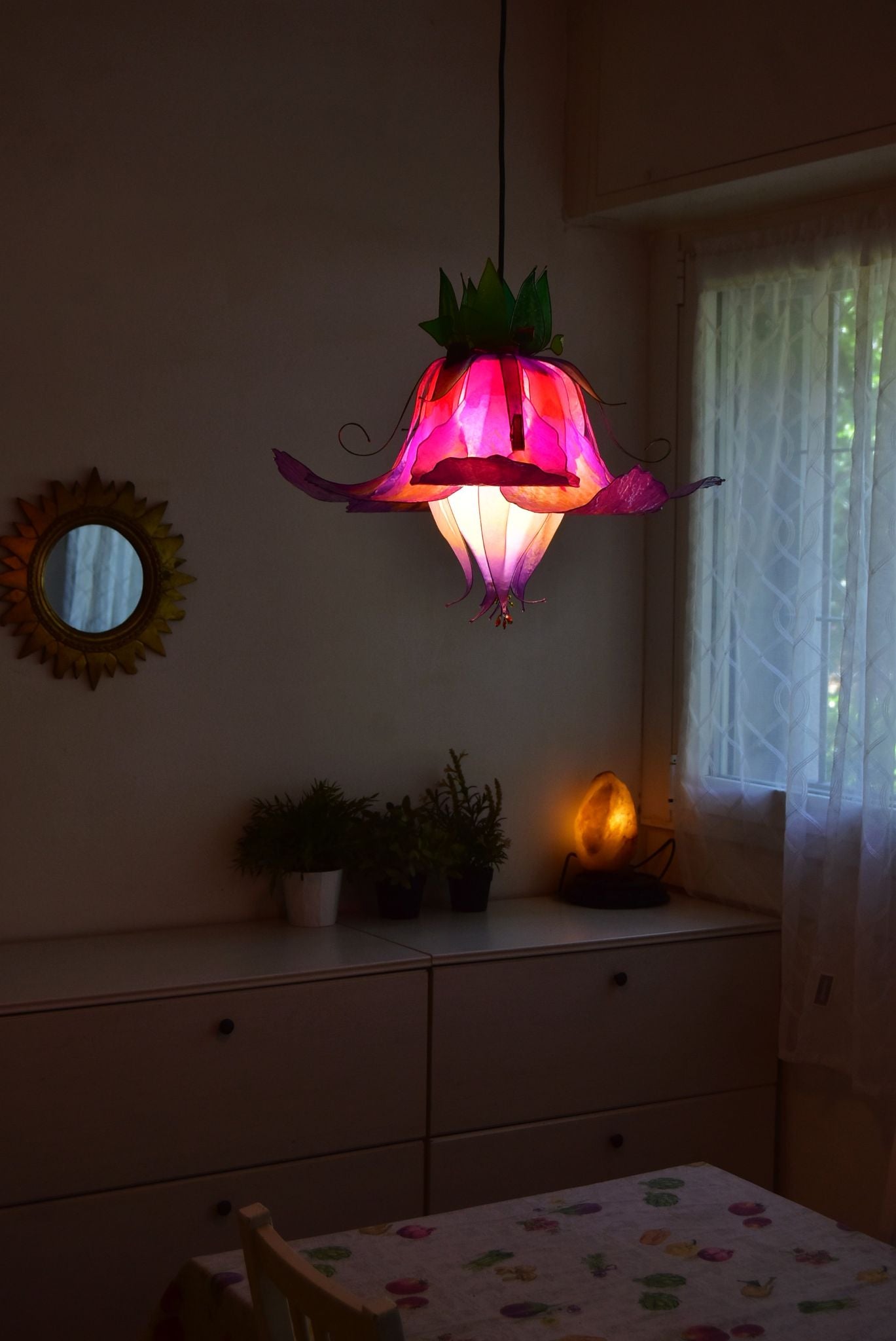 lampadario fiore fucsia viola e giallo fatto a mano in resina, pezzo unico - Fiorediluce