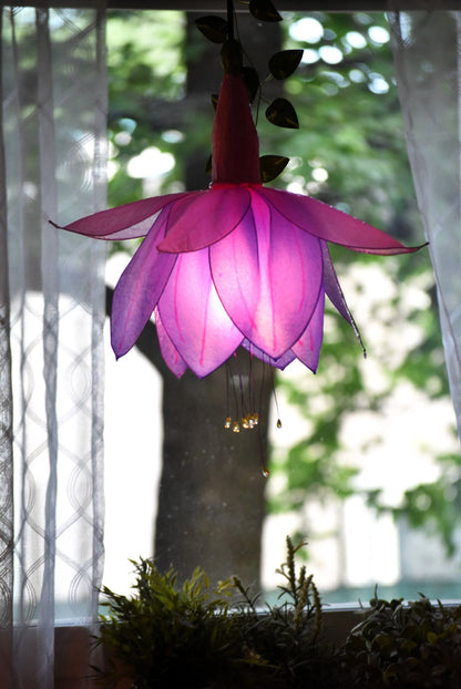 Lampada sospensione fiore di fucsia fatto e dipinto a mano, pezzo unico - Fiorediluce